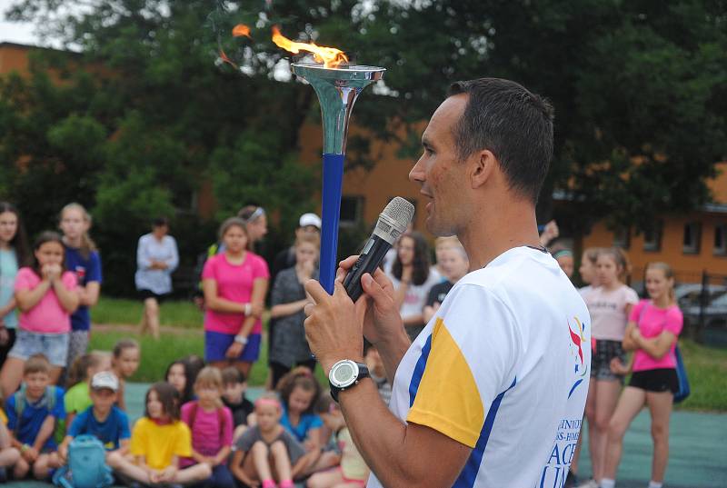 Účastníci Mírového běhu dorazili na hřiště Základní školy Křižná ve Valašském Meziříčí, kde se k nim přidali žáci meziříčských škol.