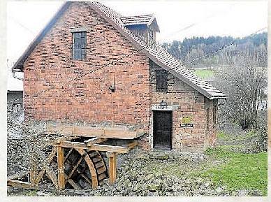 MIKULŮV MLÝN. Vodní mlýn v Mikulůvce stojí za návštěvu. Jeho kolo začalo klapat už v sedmnáctém století. Z původního mlýna ale mnoho nezbylo. Majitelé ho několikrát přestavěli, také ho vzala velká voda.