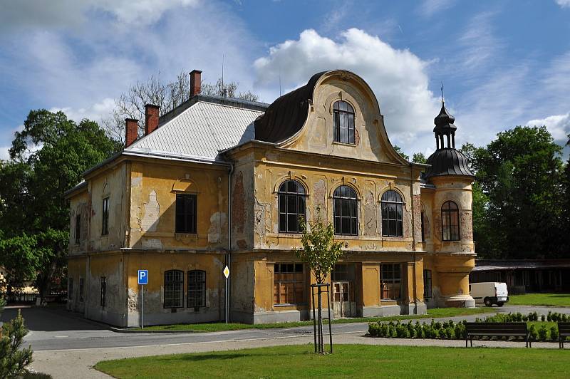 Stavbu braneckého zámku zahájil na počátku 18. století držitel braneckého léna rytíř František Erasmus Lockner. V polovině 19. st. byla přistavěna dvě boční křídla, ve stejném století pak následovala výrazná přestavba zámku v tehdy módním romantickém hist