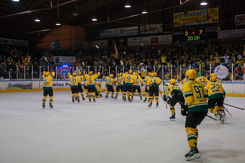 Šesté kolo kvalifikace o WSM ligu, zápas mezi týmy HC Vlci Jablonec nad Nisou a VHK ROBE Vsetín, se odehrálo 13. dubna na zimním stadionu v Jablonci nad Nisou. Na snímku radost hokejistů Vsetína.