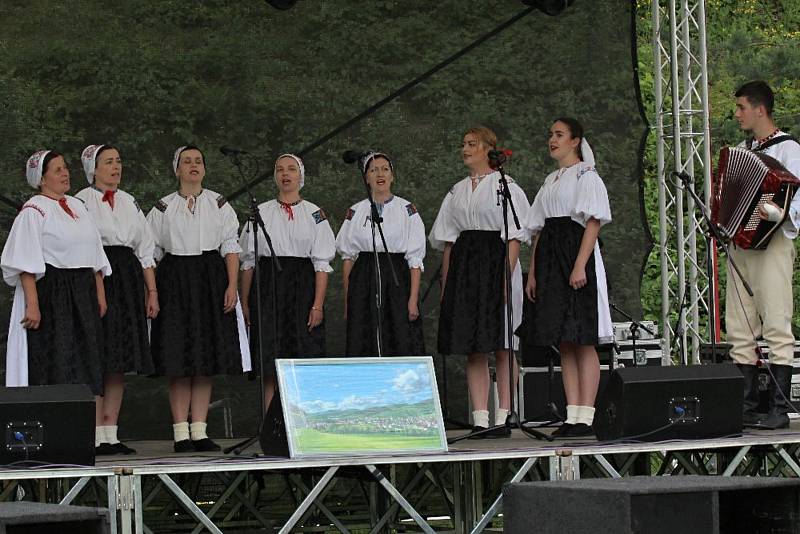 Obyvatelé Huslenek oslavili v sobotu 8. června 2019 70 let od vzniku obce. V programu se představila také Docela kapela.