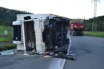 Vážnější dopravní nehoda omezila ve čtvrtek ráno 5. září 2019 provoz na hlavní silnici v Podlesí. Čelně se srazilo osobní a nákladní auto.