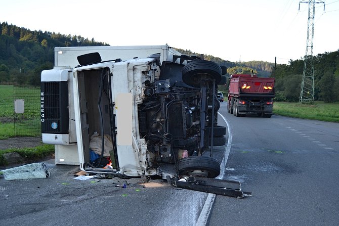 Vážnější dopravní nehoda omezila ve čtvrtek ráno 5. září 2019 provoz na hlavní silnici v Podlesí. Čelně se srazilo osobní a nákladní auto.