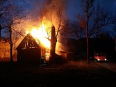 Požár stodoly na ulici Raťkov v Karolince. 