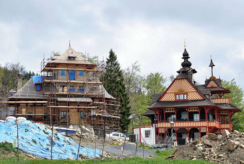 Řemeslníci pracují na obnově národní památky Libušín na Pustevnách; květen 2019