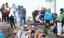 Se starým rokem se přišli na Silvestra, navzdory deštivému počasí, tradičně rozloučit desítky lidí k rozhledně na Vartovně u Vsetína.