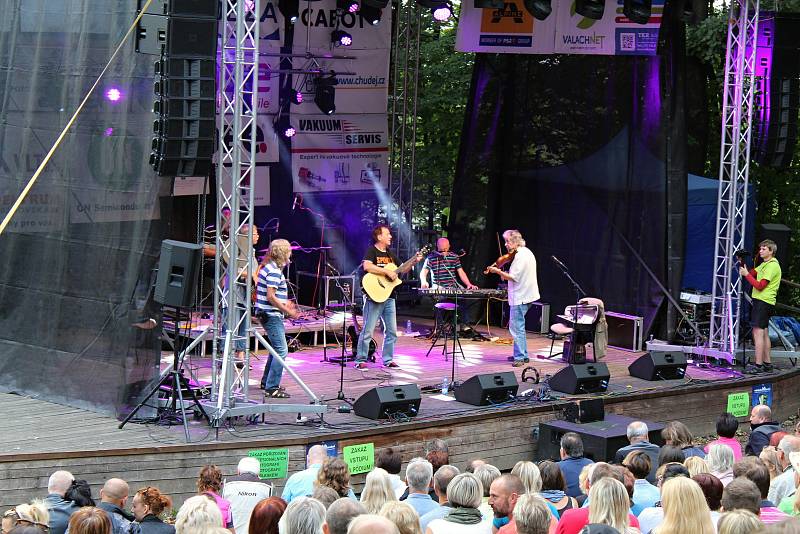 Tahákem sobotního festivalu, na který dorazilo téměř osm set návštěvníků, byla vokální formace 4Tet s Jiřím Kornem.