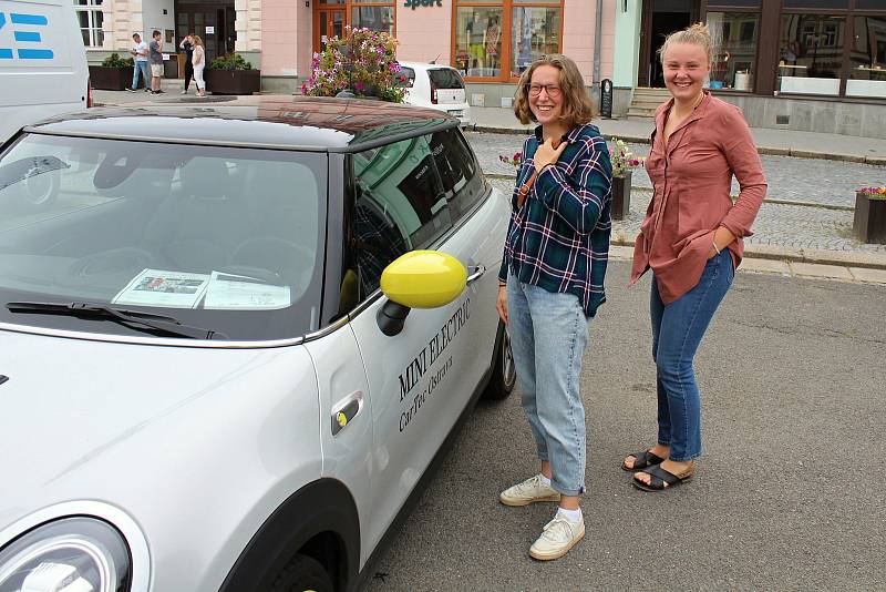 Milovníci elektromobilů se sešli 29. srpna 2020 na náměstí ve Valašském Meziříčí. Podívat se přišly také Tereza a Karolína Kolaříkovy z Nového Jičína.