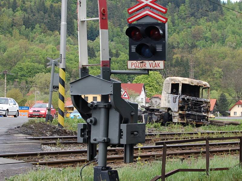 Lokomotiva smetla hořící kamion z přejezdu