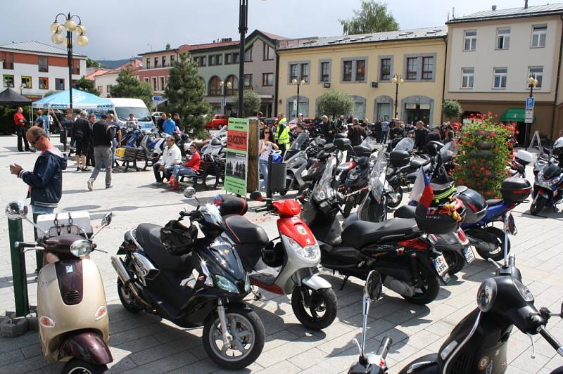 Rožnov pod Radhoštěm v sobotu a neděli hostí III. ročník srazu skútrařů. Přijelo na něj přes tři sta majitelů těchto specifických motorek