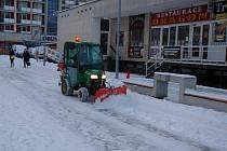 Do zimní údržby vsetínského náměstí Svobody vyslaly Technické služby i techniku.
