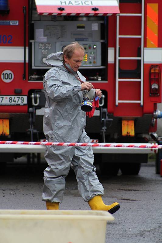 Policisté uzavřeli neprodyšně v úterý v 9 hodin ráno prostranství u stadionu na Ohradě. Všechny složky Integrovaného záchranného systému se tu sjely, aby nacvičily záchyt pacienta s vysoce nakažlivou nemocí.