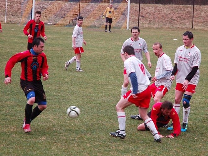 V utkání Juřinka (červené dresy) – Hovězí padlo šest branek, hosté vyhráli 4:2. 