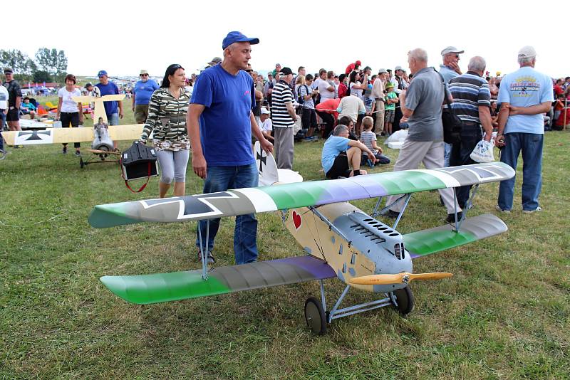 Na druhý ročník Aviatického dne, který se konal v sobotu 15. července v Poličné, dorazily tisíce lidí. Hvězdou programu byl akrobatický pilot Martin Šonka. Při jeho letecké show se divákům tajil dech.