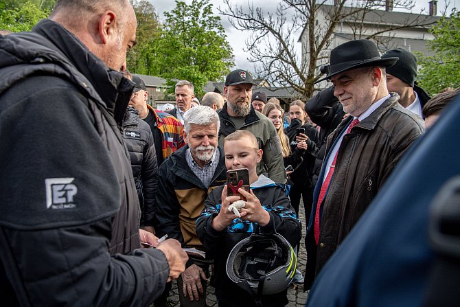 Prezident Petr Pavel pracuje s dřevem při prohlídce Valašského muzea v přírodě v rámci dvoudenní návštěvy Zlínského kraje, 16. dubna 2024, Rožnov pod Radhoštěm, Vsetínsko.