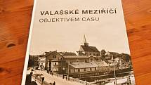 Nová kniha Valašské Meziříčí objektivem času publikovaná ve Valašském Meziříčí připomíná na více než sedmi stech snímcích historii města a místní části Krásno.