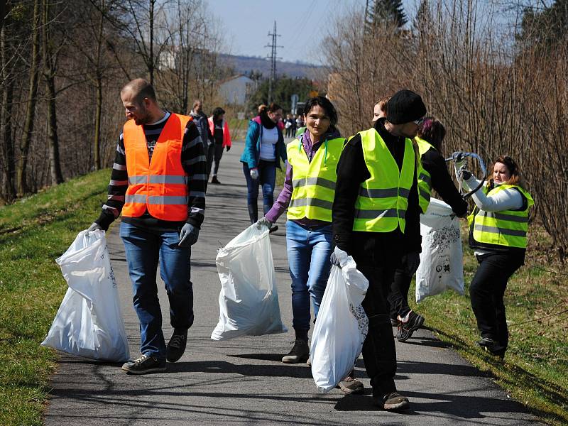 Přes třicet dobrovolníků se v pátek 6. dubna na výzvu valašskomeziříčského střediska Diakonie ČCE zapojilo do národní kampaně Ukliďme Česko. Pracovníci pořádající neziskovky, jejich klienti z chráněného bydlení Johannes a zaměstnanci nákupního centra Tesc