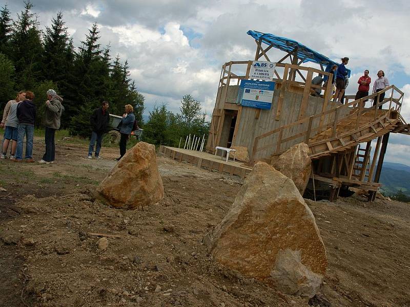 Na kopci Vartovna u Seninky ve čtvrtek 9. července oficiálně zahájili stavbu 37 metrů vysoké rozhledny.