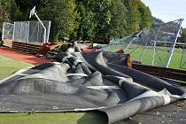 Větrná smršť, která se v noci na pátek 5. října 2012 prohnala obcí Hovězí na Horním Vsacku, za sebou zanechala milionové škody. Poškodila střechy několika domů, místní školy a zdejší víceúčelové hřiště.
