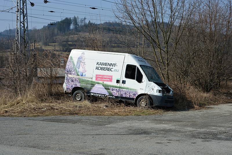 S autovraky a dlouhodobě odstavenými auty se potýkají města i  vesnice.