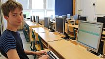 Patnáctiletý Jonáš Vala, student kvarty na rožnovském gymnáziu,  je přeborníkem v disciplínách souvisejících s psaním na počítači.