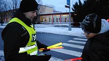 Hlídky strážníků a policistů rozdávají na u čtyř základních škol reflexní pásky a přívěsky přecházejícím dětem i dospělým; Valašské Meziříčí, úterý 5. prosince 2017