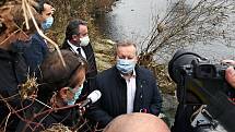 Ministr životního prostředí ČR Richard Brabec (ANO) si se starostou Valašského Meziříčí Robertem Stržínkem (ANO) a zástupci České inspekce životního prostředí prohlížejí výpusť, z níž do řeky Bečvy unikly neznámé látky; pátek 27. listopadu 2020