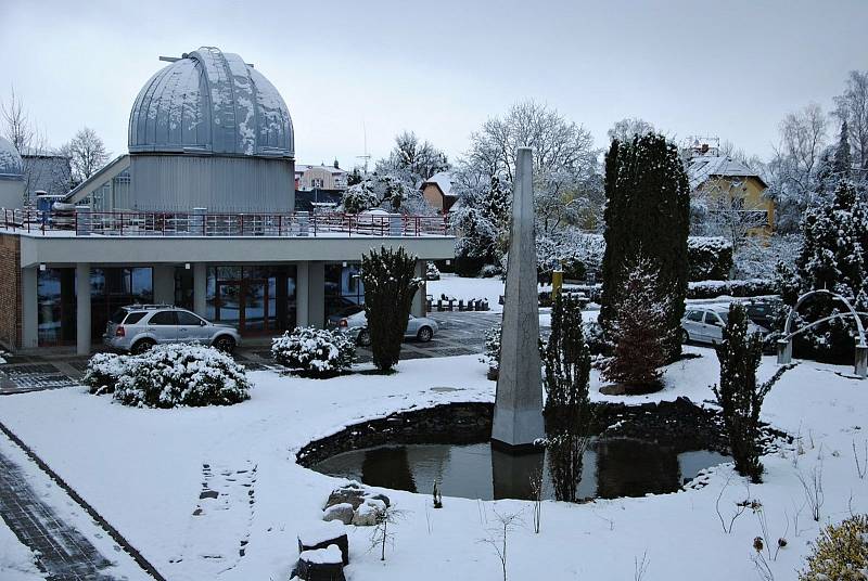 Zimní počasí na Hvězdárně Valašské Meziříčí v úterý 13. dubna 2021 ráno.