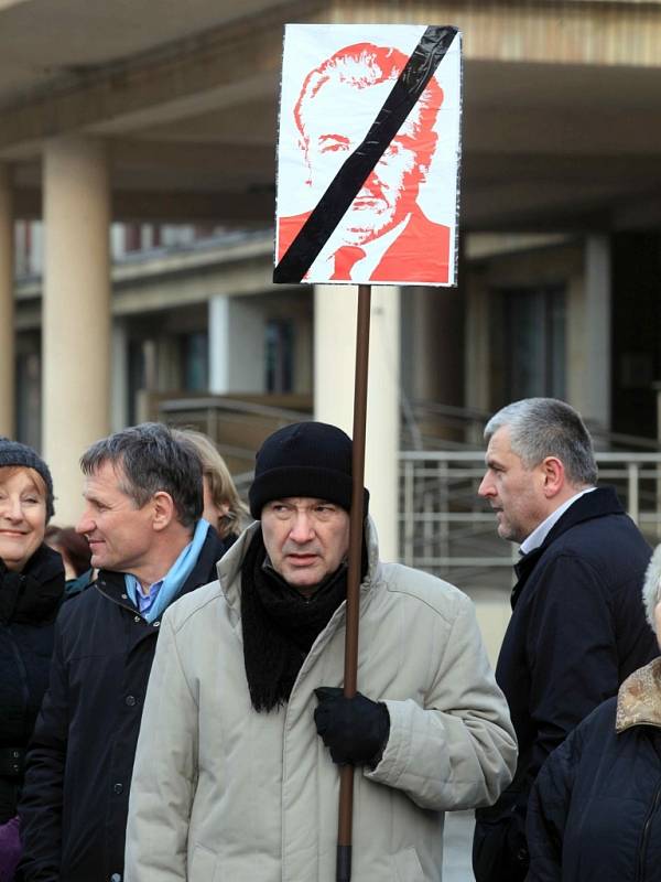 Sdružení Repelent21 protestující proti účasti zástupců KSČM v zastupitelstvu Zlínského kraje uspořádalo ve čtvrtek 7. února 2013 demonstraci před Domem kultury ve Vsetíně