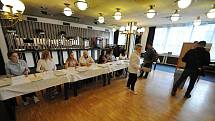 Lidé hlasují v komunálních volbách do městského zastupitelstva ve Vsetíně (volební okrsek č. 9 v Domě kultury); pátek 23. září 2022
