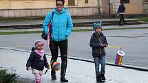 Děti s krovkami, tykadly a lampiony vyrazily v pátek 7. října na pochod Broučků. Diakonie připravila už 12. ročník průvodu.