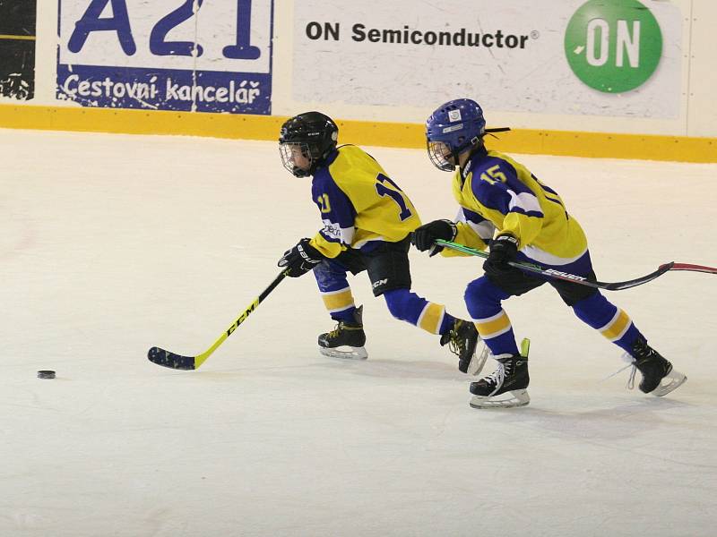 Sobotní Turnaj čtyř mladých 9letých hokejistů (ročník 2012) v Rožnově p. R. ovládli Oceláři z Třince před Berany ze Zlína.