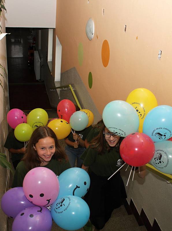 Novou etapu života zahájili prvňáčci na Základní škole v Jablůnce. 3. září 2018 usedli poprvé do lavic. Přivítali je deváťačky s balonky.