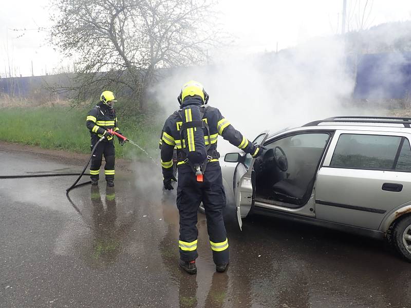 Řidiči ve Vsetíně vzplál za jízdy motor