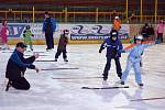 Vsetínská sportovní spolu s Valašským hokejovým klubem pořádá školu bruslení pro kluky a holky.
