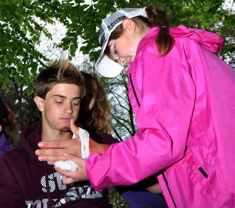 Mladí zdravotníci ze základních škol z celého Valašska soutěží 3. května 2012 ve parku Panská zahrada ve Vsetíně v okresním kole soutěže mladých zdravotníků