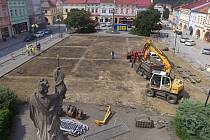 Ve Valašském Meziříčí začala rekonstrukce náměstí, její součástí je také záchranný archeologický průzkum.