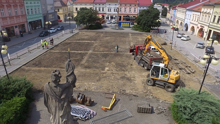 Ve Valašském Meziříčí začala rekonstrukce náměstí, její součástí je také záchranný archeologický průzkum.