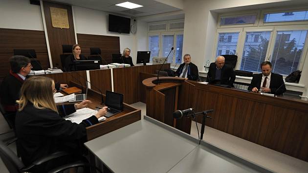 Okresní soud ve Vsetíně začal v pondělí 30. ledna 2023 projednávat případ otravy řeky Bečvy ze září 2020.