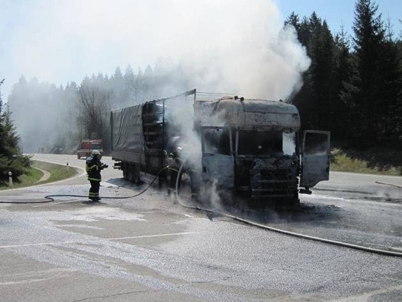 Pět jednotek hasičů zasahovalo ve čtvrtek krátce před polednem při hašení požáru kamionu na křižovatce silnic do osady Hlavatá mezi Horní Bečvou a Bílou. Oheň postupně zasáhl celý tahač značky Scania a přibližně třetinu návěsu.