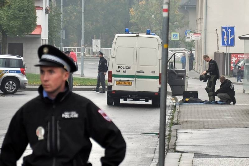 Kvůli podezření na umístění nástražného výbušného systému u budovy radnice v Rožnově pod Radhoštěm uzavřeli policisté těsně před příjezdem prezidenta Miloše Zemana Bayerovu ulici. Na místě zasahoval pyrotechnik; Rožnov p. R., čtvrtek 15. října 2015