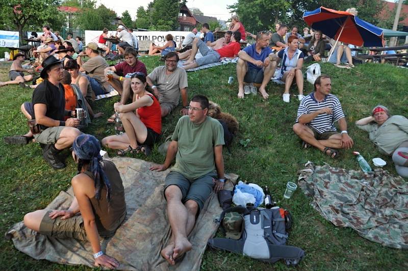 Účinkující a diváci 18. ročníku hudebního festivalu Amfolkfest v osadě Pulčín u Francovy Lhoty.