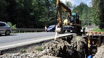 Před odbočkou na Pulčín dělníci opravují propustek. Provoz je zde řízený kyvadlově pomocí semaforů.