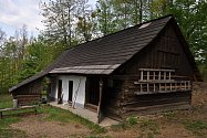 Polčáková chalupa z Prlova umístěná v areálu Valašské dědiny ve Valašském muzeu v přírodě v Rožnově pod Radhoštěm; 7. května 2020