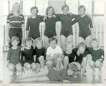 GYMNASTIKA. Ve Viganticích se dělala gymnastika pod vedením Jindřišky Klesové Ritorto. Cvičili jsme na bradlech, kladině, hrazdě, zvládli jsme i salta na trampolíně nebo přeskoky přes kozu či koně. Tělocvična byla postavena v letech 1972-1974.
