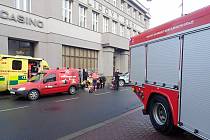 Zásah záchranky a hasičů při nehodě mopedu a osobního auta v centru Vsetína; pátek 14. ledna 2022