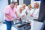 Zdravotníci Vsetínské nemocnice využívají nový mobilní rentgen. Umožňuje vyšetření pacienta přímo u lůžka; duben 2023