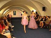 Mramorový sál vsetínského zámku se proměnil v módní molo. Krásné modelky tam předvedly kolekci plavek, spodního prádla i večerních a svatebních šatů. Tleskalo jim více než 150 návštěvníků.