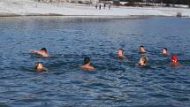 Patnáctka otužilců se na Štěpána rozhodla ponořit se do vod přírodního koupaliště Na Stanoch, teplota vzduchu nula a vody 3,4°C. 