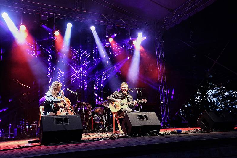 V amfiteátru Na Stráni ve Valašské dědině v Rožnově pod Radhoštěm se v sobotu 2. září 2017 konal první ročník mezinárodního festivalu lidského hlasu s názvem Hlasy. Pořadatelem byl rožnovský spolek Fujaré. Hlavní hvězdou večera byla známá česká zpěvačka I